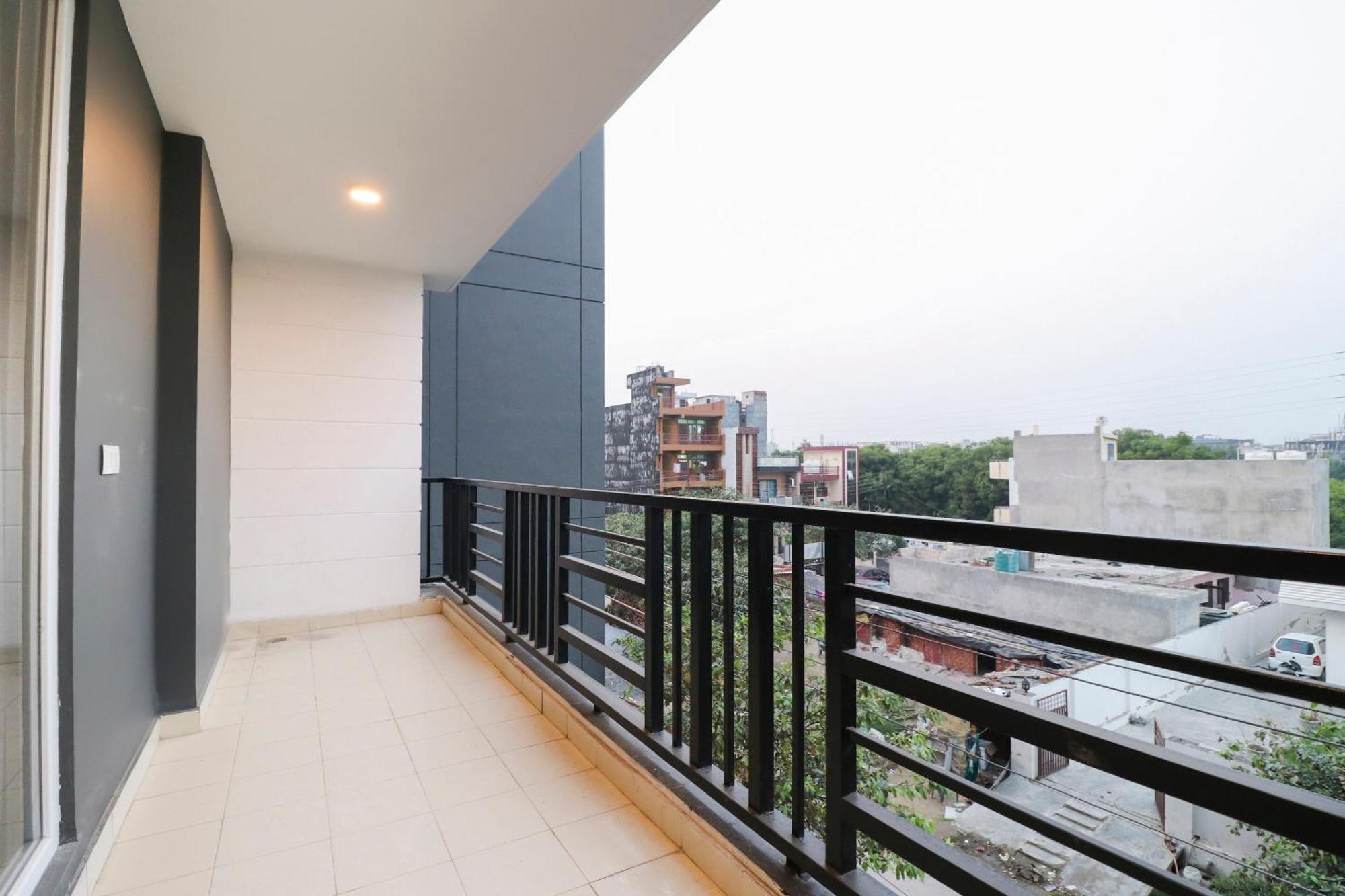 Готель Townhouse Noida Sector 71 Near Iskcon Temple Noida Indirapuram Екстер'єр фото